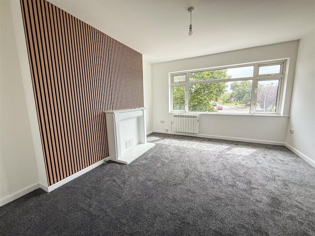 Property photo 2 of 11 Lounge