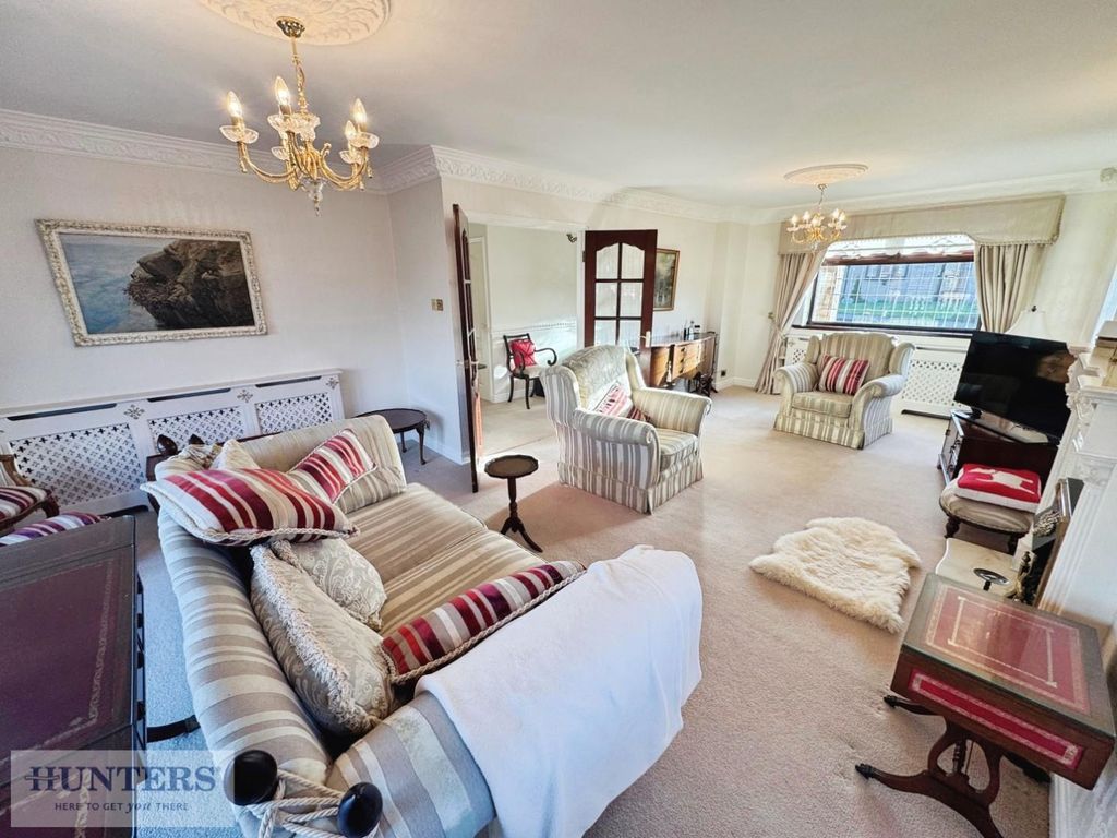 Property photo 3 of 21 Lounge