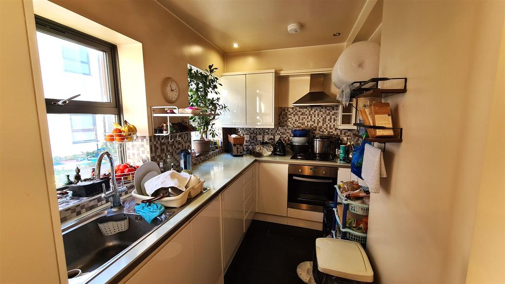 Property photo 3 of 10 Kit