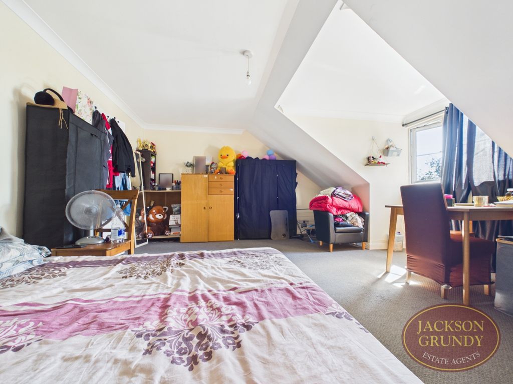 Property photo 3 of 9 Aldbury Court
