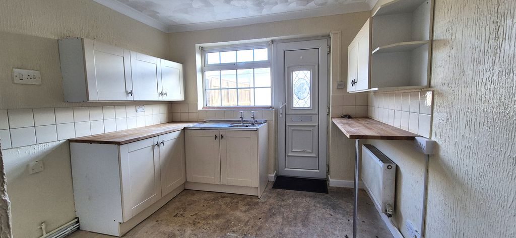 Property photo 2 of 6 Kitchen