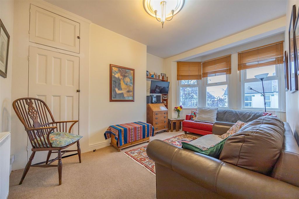 Property photo 3 of 27 Lounge