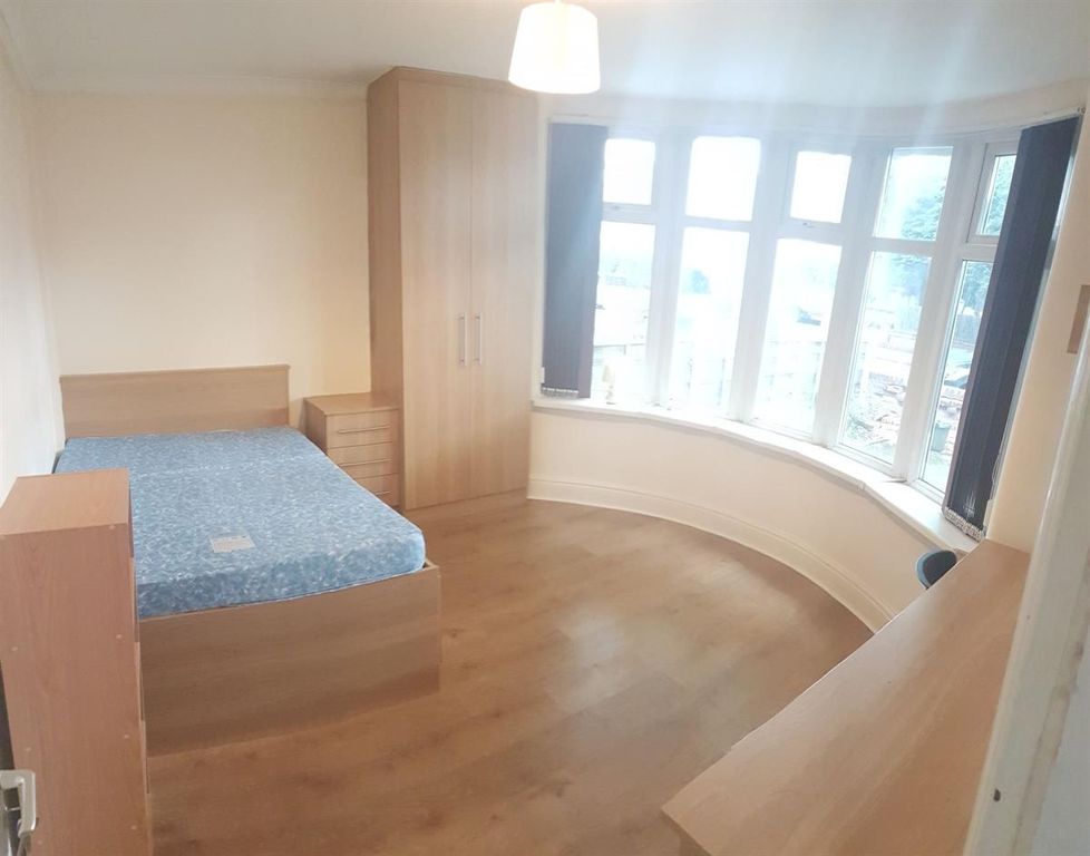 Property photo 1 of 13 Bright Double Bedroom With A Large Bay Window, Woo...