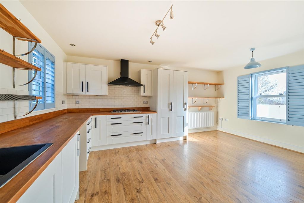 Property photo 3 of 20 Kitchen