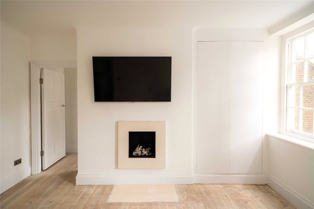 Property photo 1 of 11 Living Room