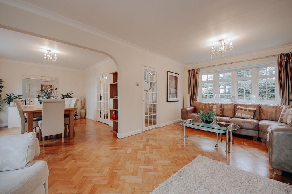 Property photo 2 of 15 Through-Lounge