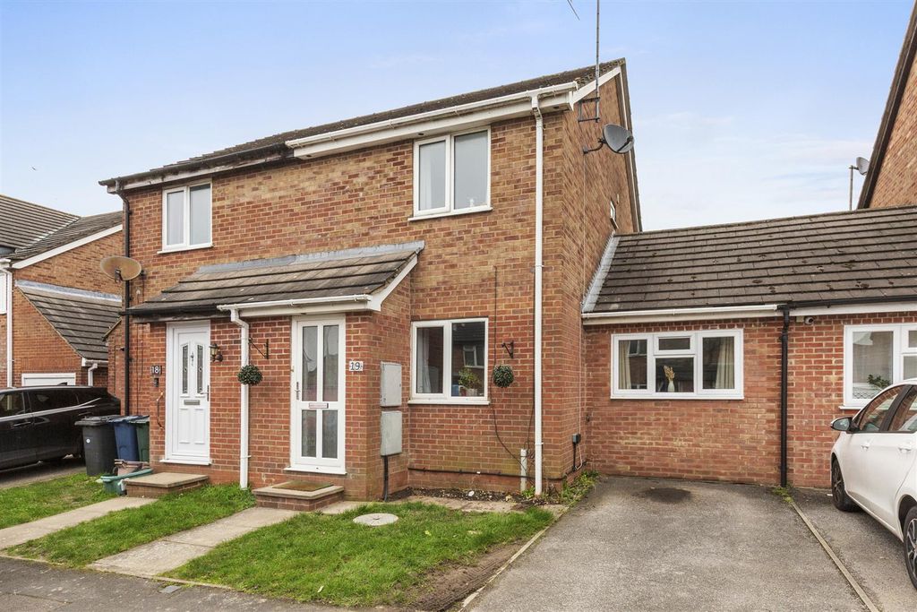 Property photo 1 of 10 19 Miersfield, Hp11 1Tx-15.Jpg