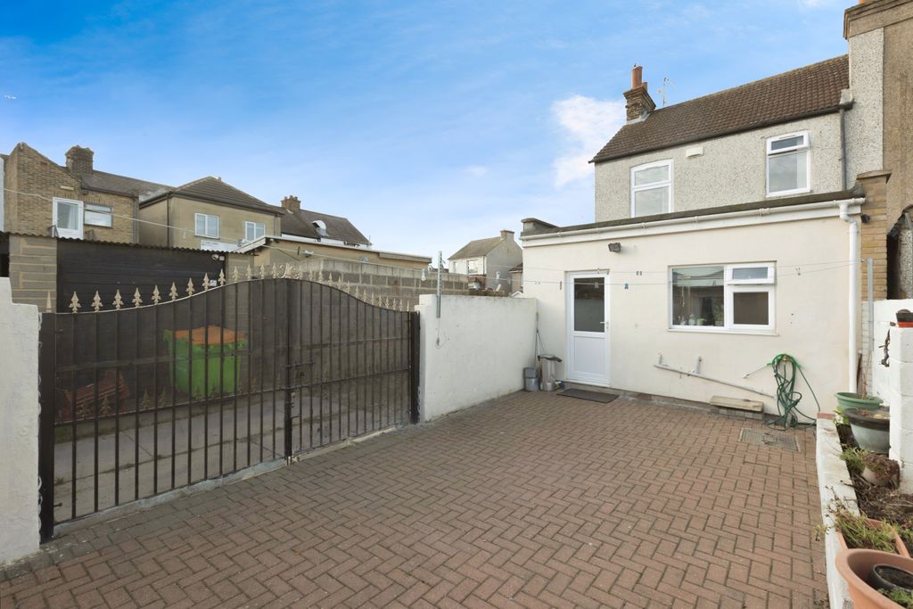 Property photo 2 of 16 Garden