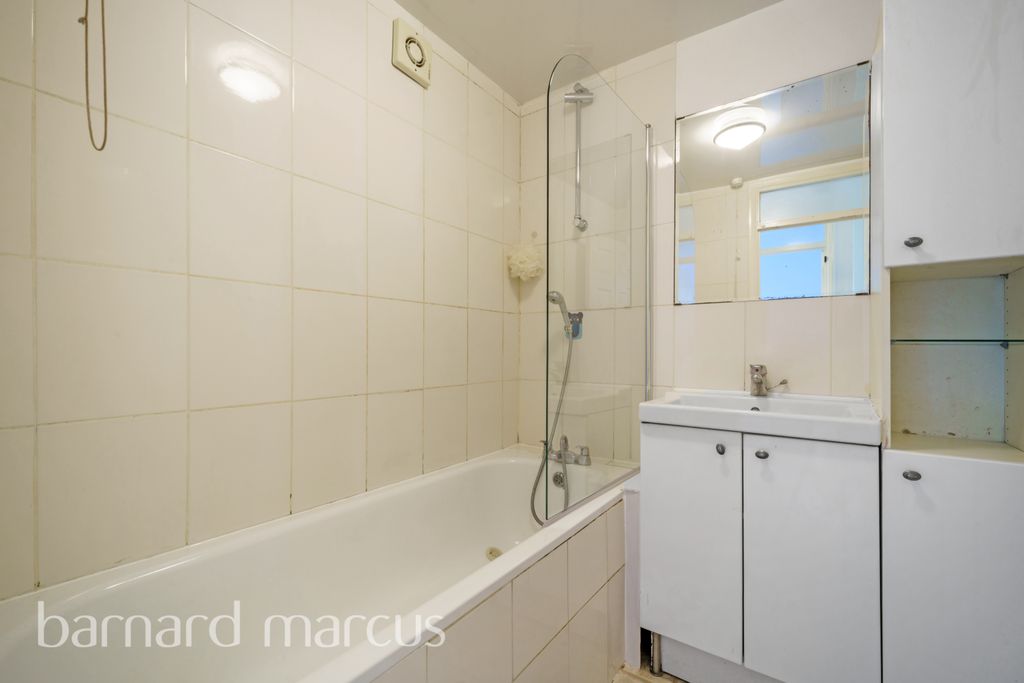 Property photo 3 of 9 Bathroom