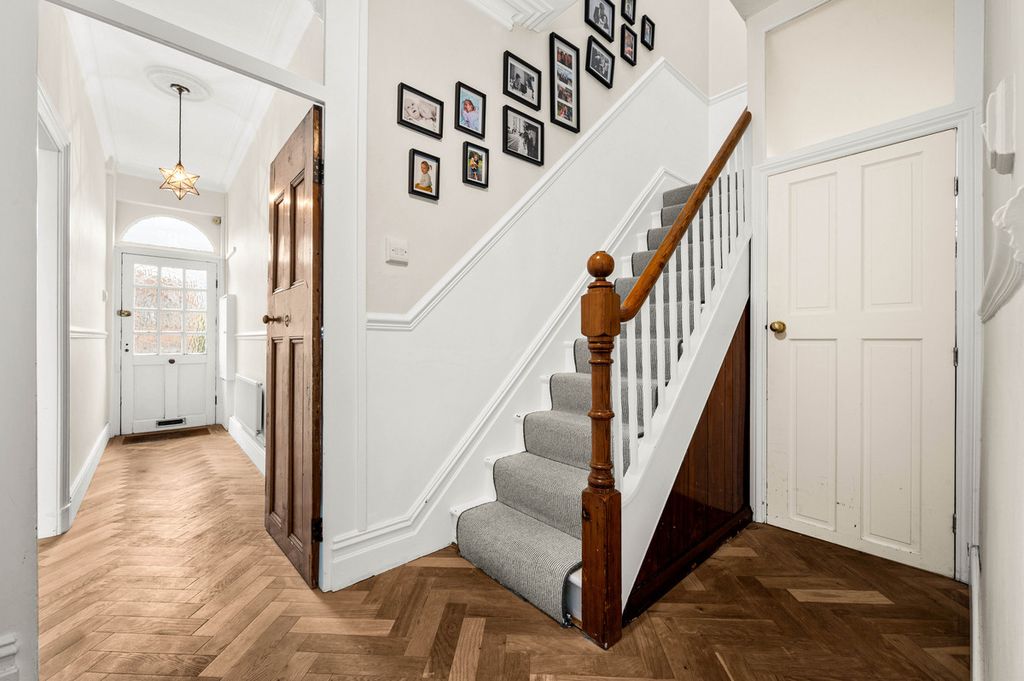 Property photo 2 of 32