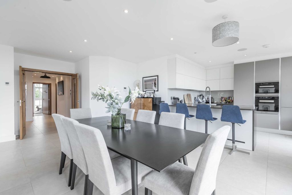 Property photo 2 of 18 Photo