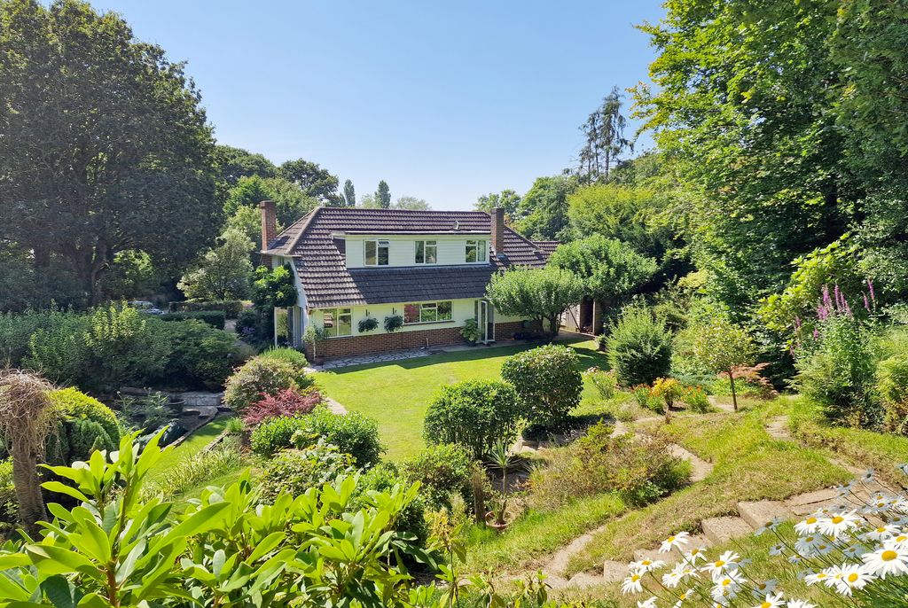 Property photo 1 of 17 Willow Bank Garden 1