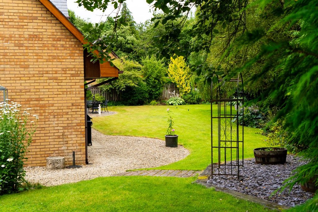 Property photo 2 of 77