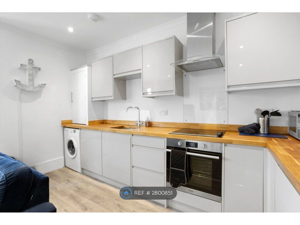 Property photo 3 of 12 Grey Gloss Fitted Kitchen