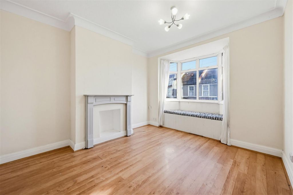 Property photo 2 of 11 Grove Road