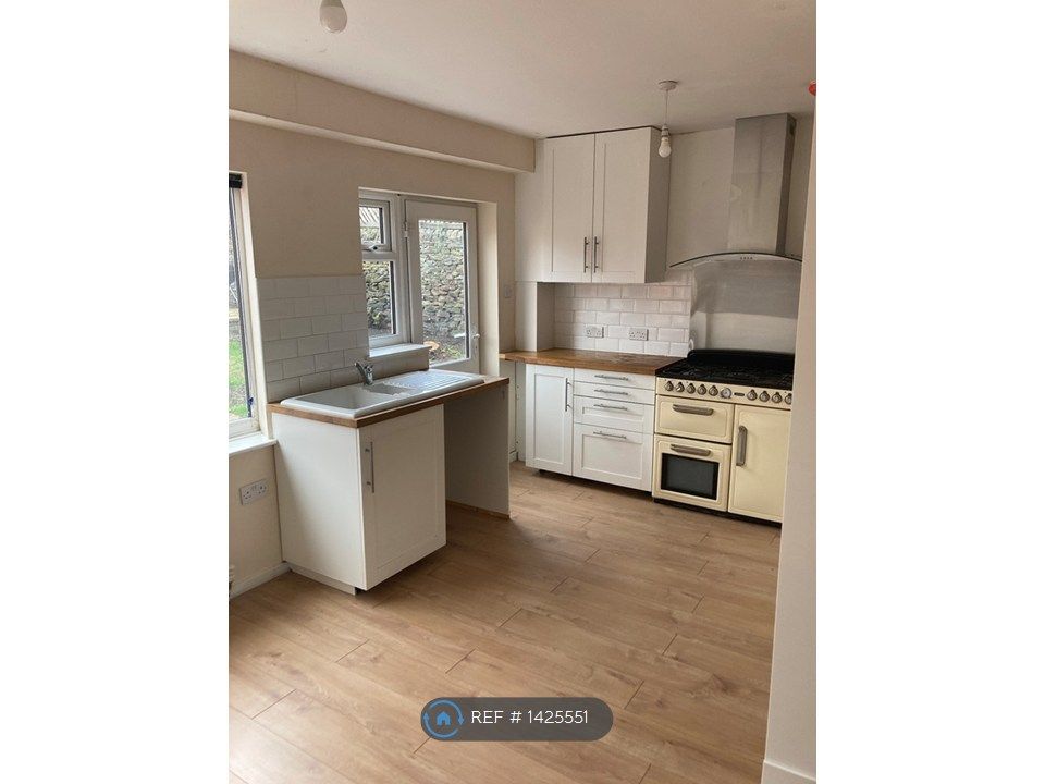 Property photo 3 of 18 Kitchen