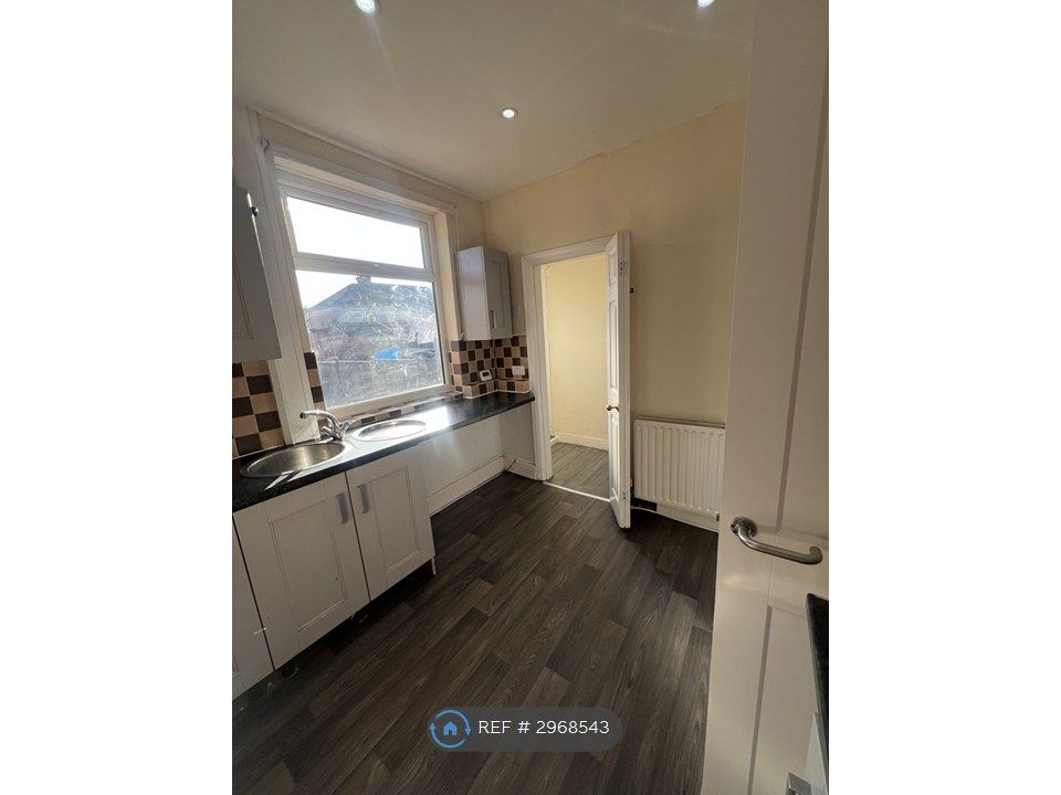 Property photo 3 of 16 Kitchen & Rear Access