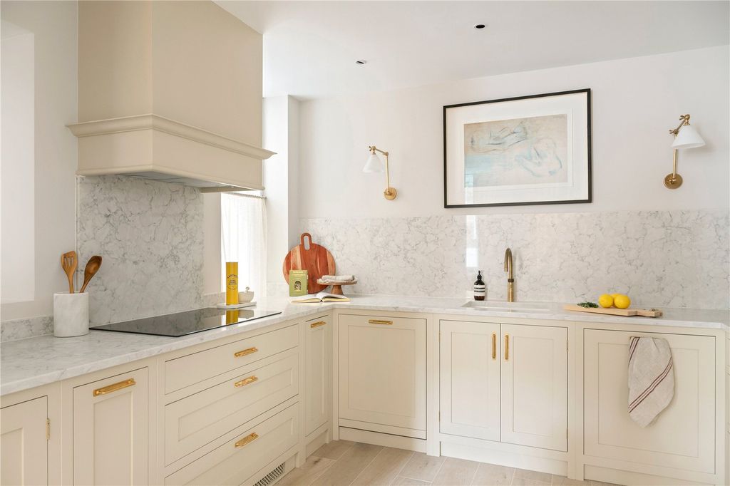 Property photo 3 of 10 Kitchen
