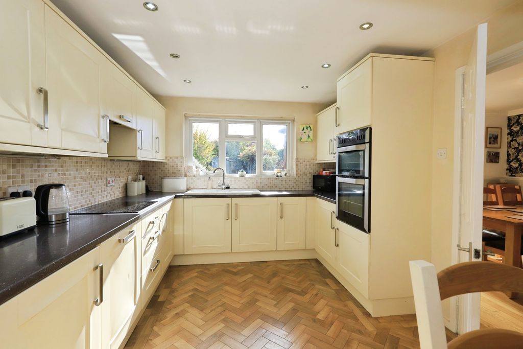 Property photo 3 of 16 Breakfast Kitchen