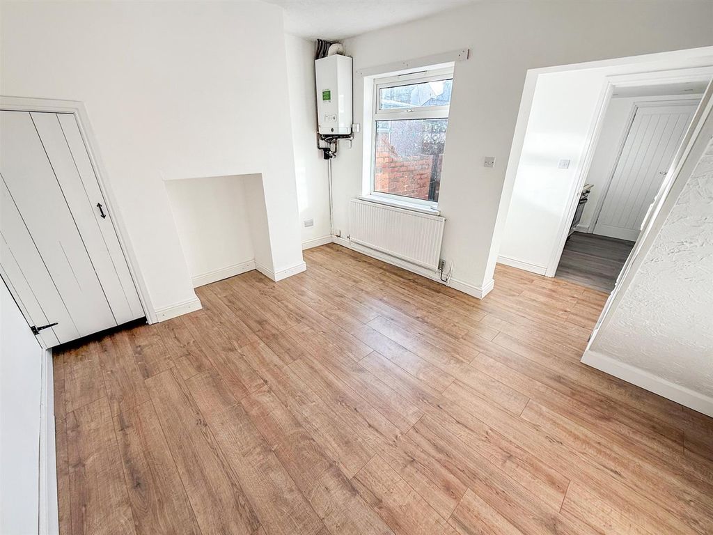 Property photo 3 of 10 Dining Room