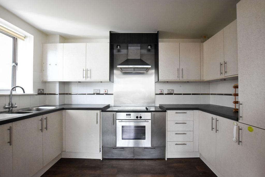 Property photo 2 of 8 Kitchen