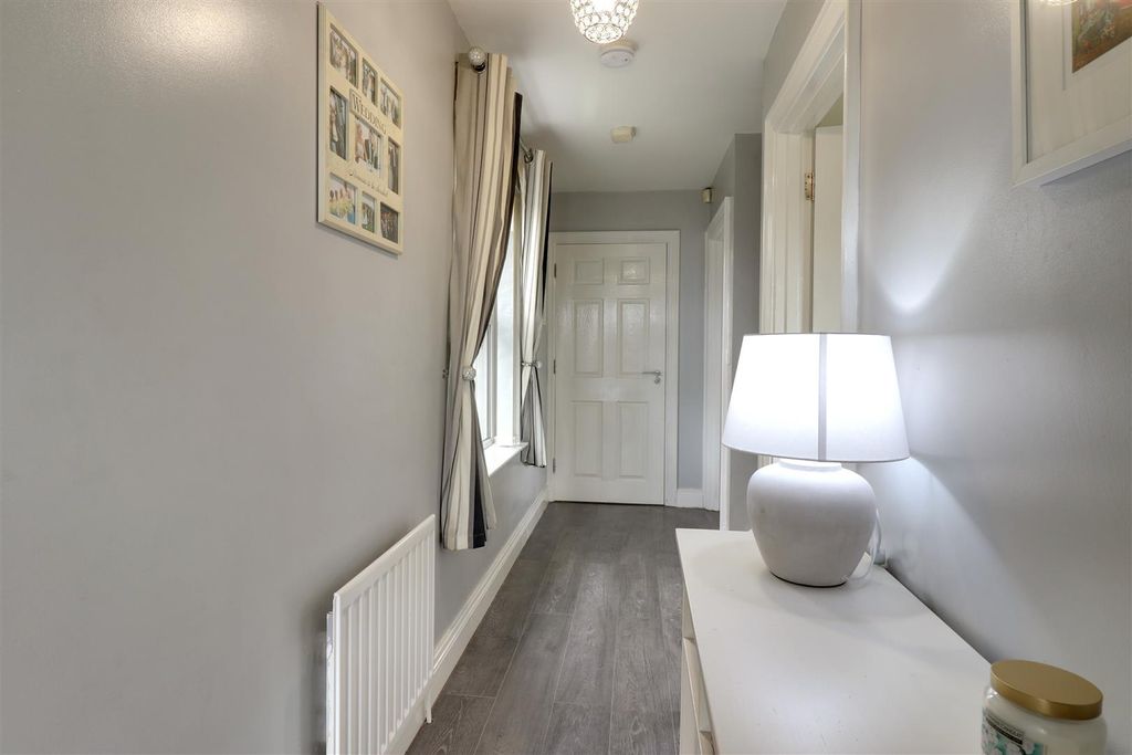 Property photo 3 of 21 Entrance Hall