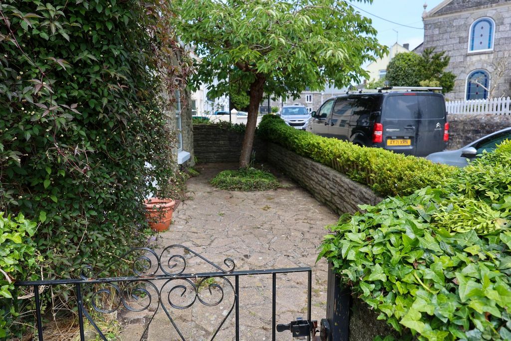 Property photo 2 of 34