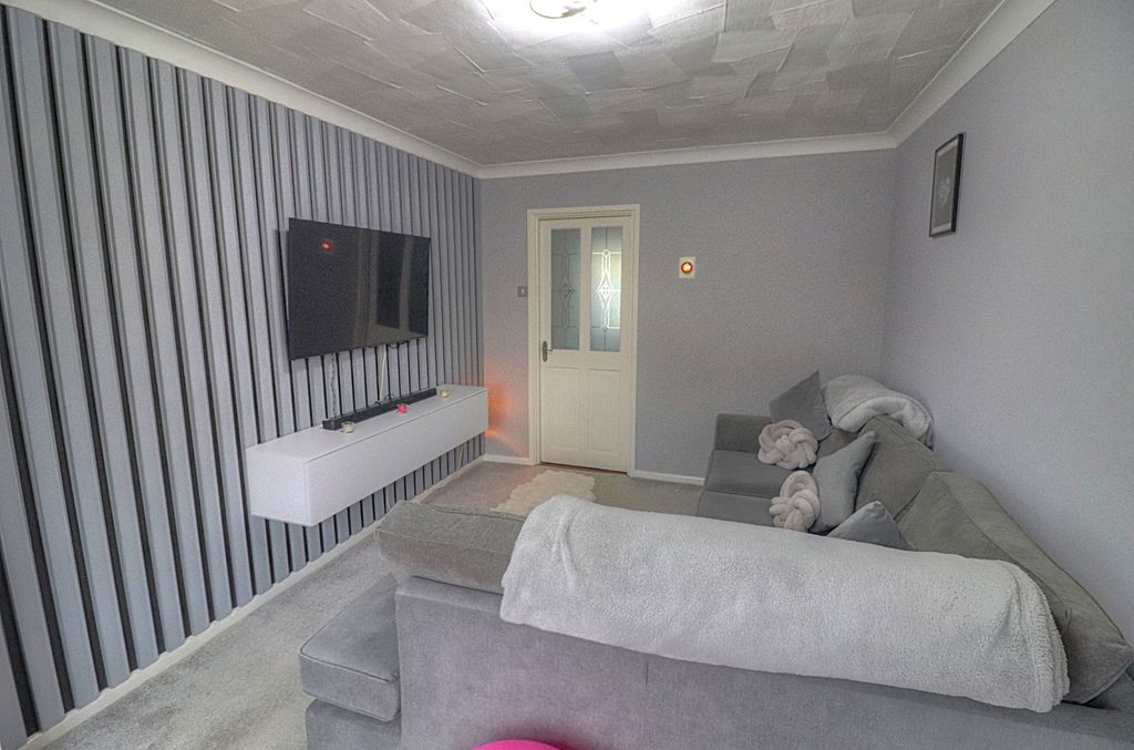 Property photo 3 of 19 Lounge 3