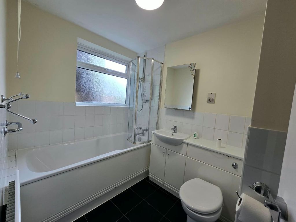 Property photo 3 of 11 Bathroom