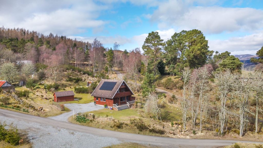 Property photo 2 of 30 Rowan Lodge And The Surroundings