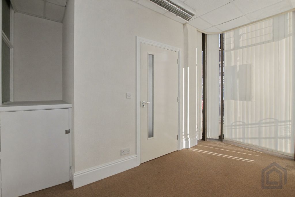 Property photo 2 of 27