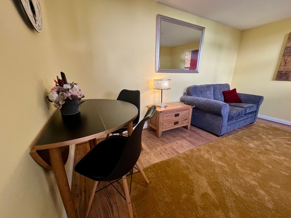 Property photo 3 of 17 Lounge