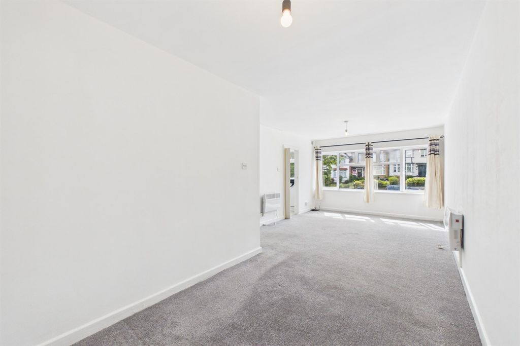 Property photo 2 of 6 Studio / Reception