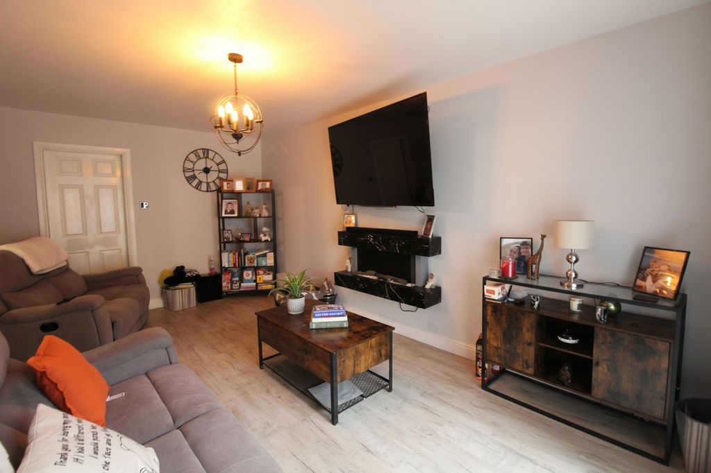 Property photo 3 of 19 Lounge