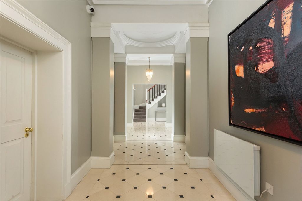 Property photo 2 of 18 Hallway
