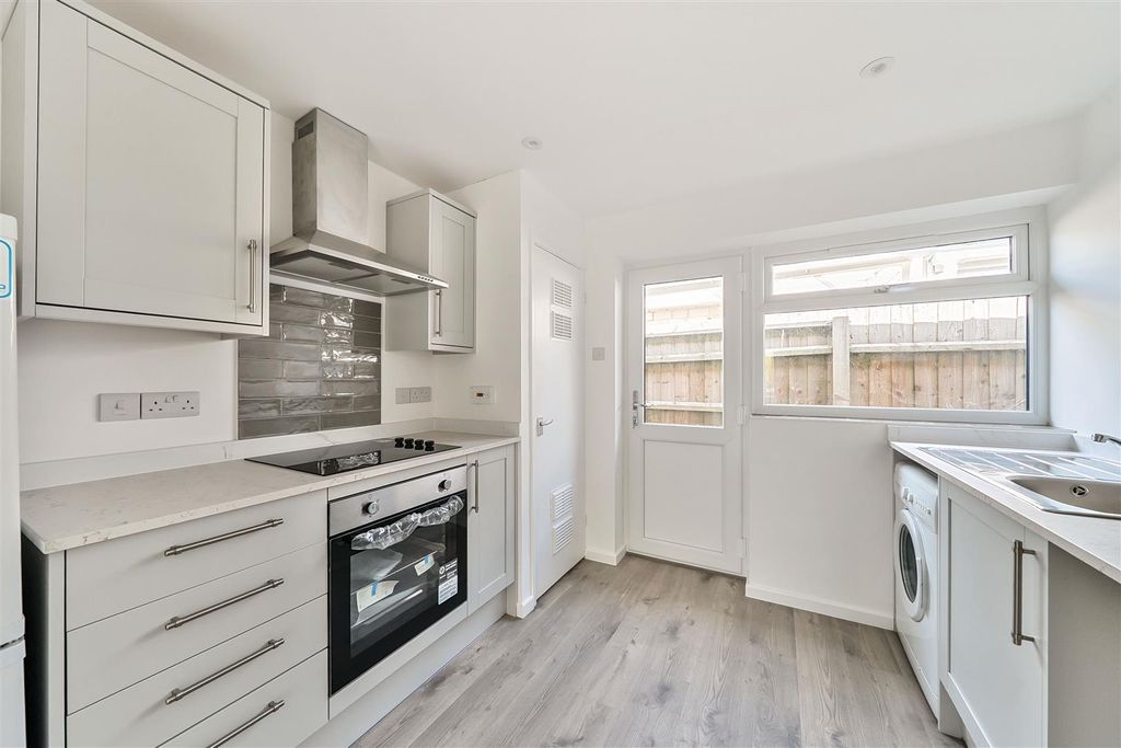 Property photo 3 of 10 Kitchen