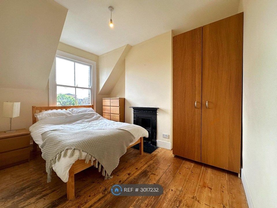 Property photo 3 of 10 Bedroom With Ensuite