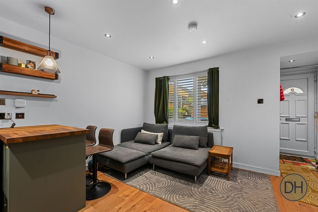 Property photo 3 of 18 Hampden Close