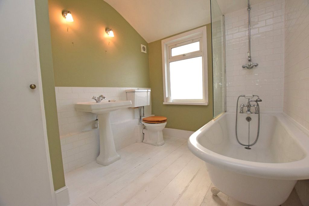 Property photo 2 of 12 Bathroom