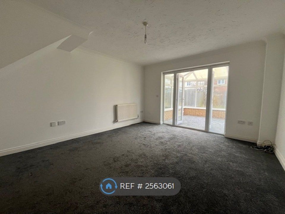 Property photo 3 of 12 Living 1