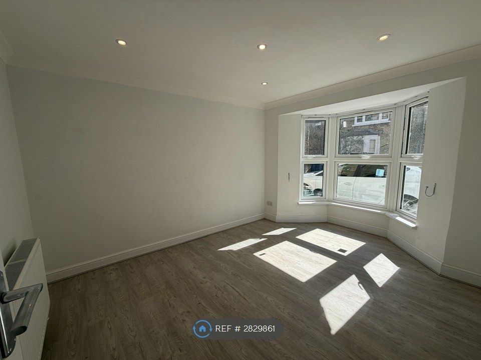Property photo 3 of 9 Front Lounge