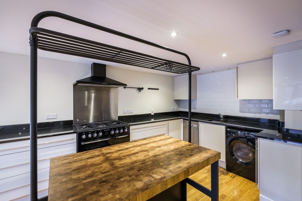 Property photo 2 of 16 Theydon Road