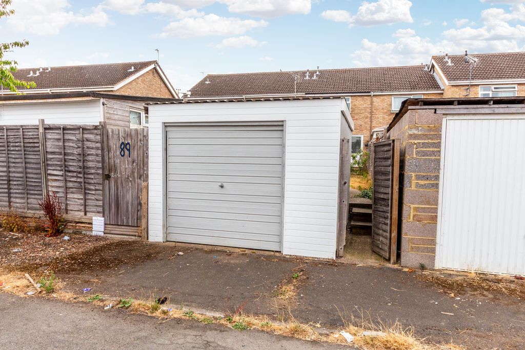 Property photo 3 of 13 Garage