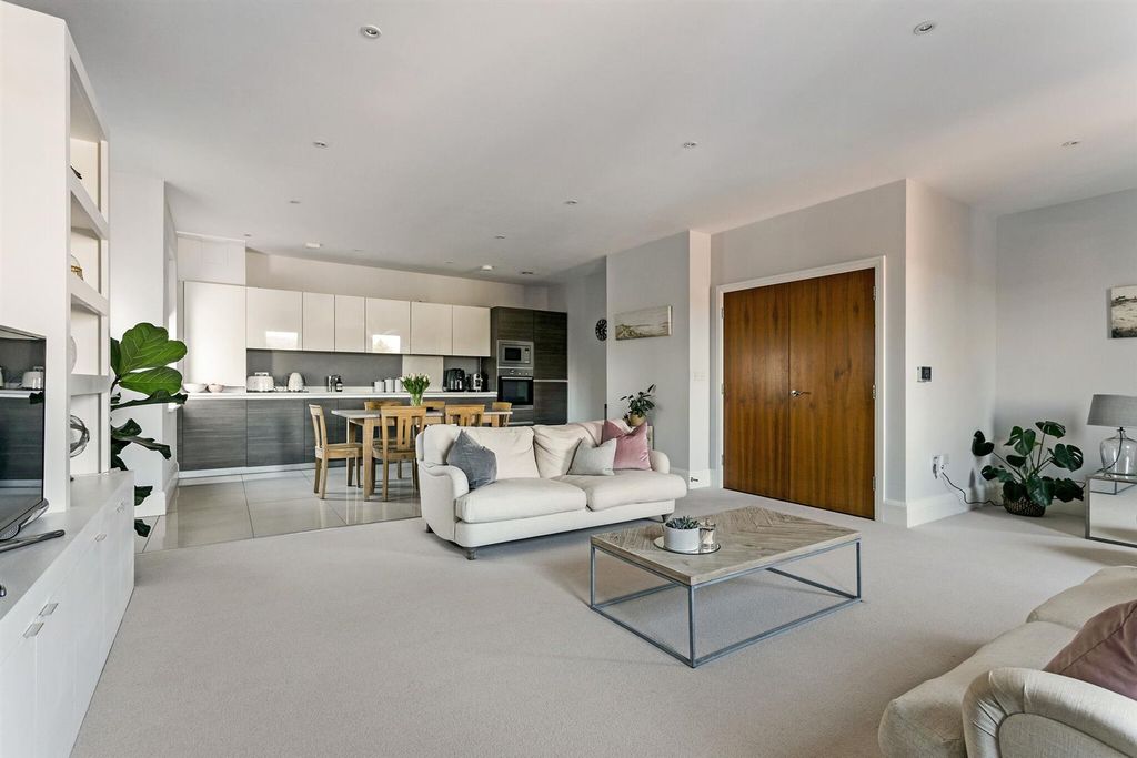 Property photo 3 of 14 63602_Flat 9 The Pond House 19 Pittville Crescent