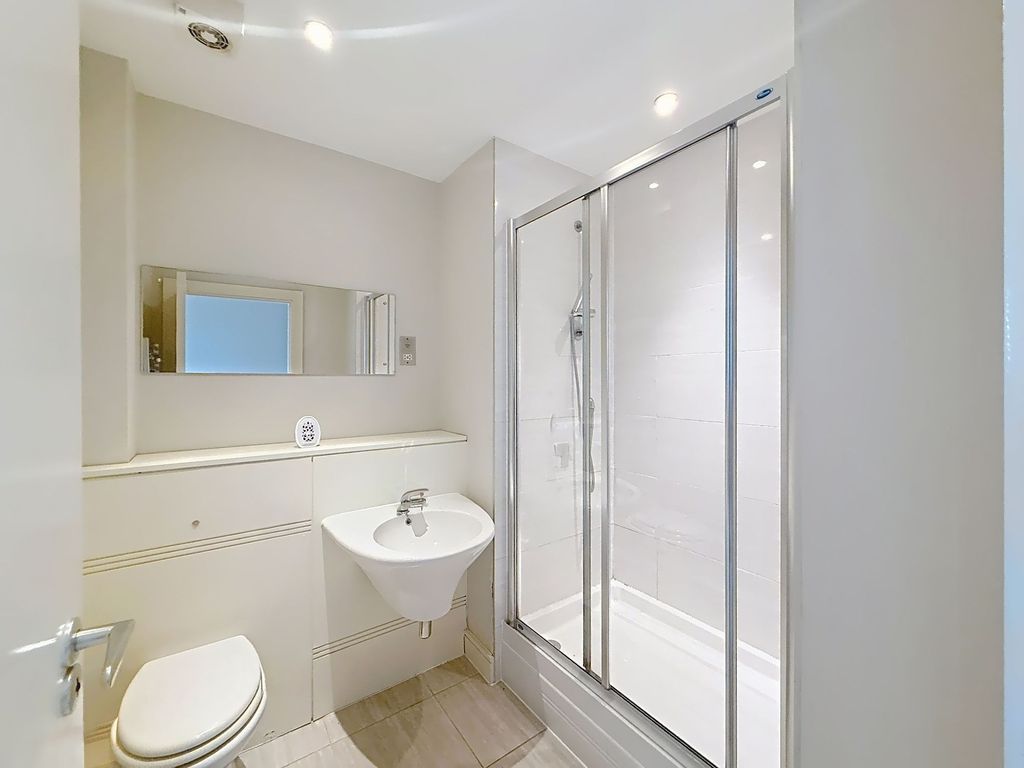 Property photo 3 of 11 En-Suite Shower Room