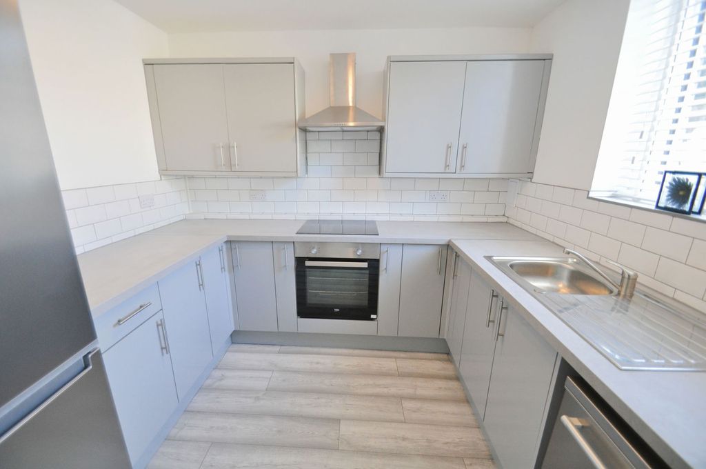 Property photo 2 of 32