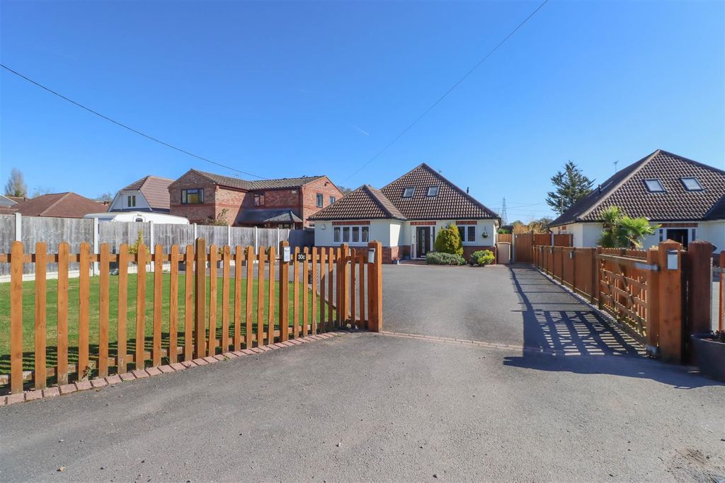Property photo 1 of 21 30c South Hanningfield Way Front New.Jpg