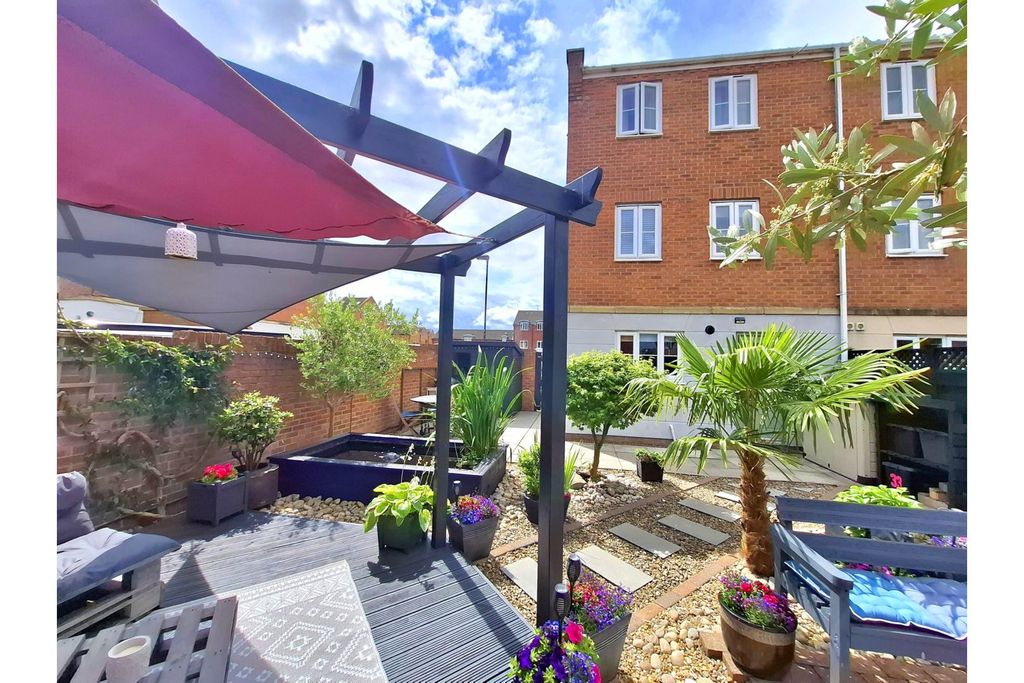 Property photo 3 of 18 Mature Garden