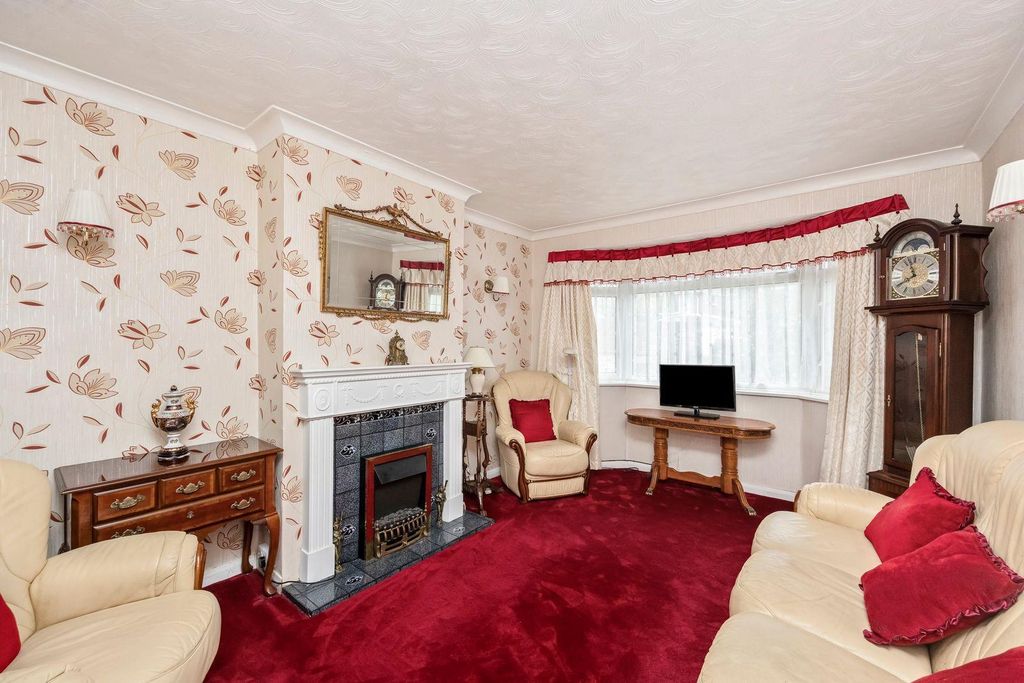 Property photo 2 of 17 Northease Drive 95 Living Room 2.Jpeg