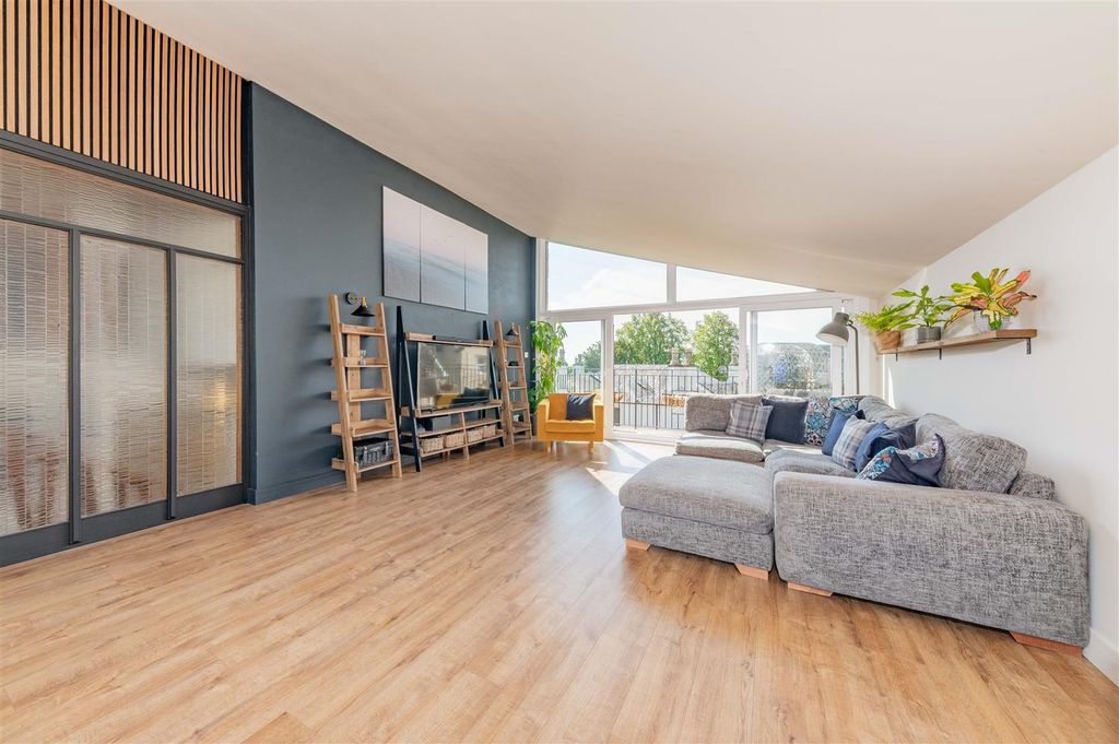 Property photo 2 of 48 97A Fort Street Bf-27.Jpg